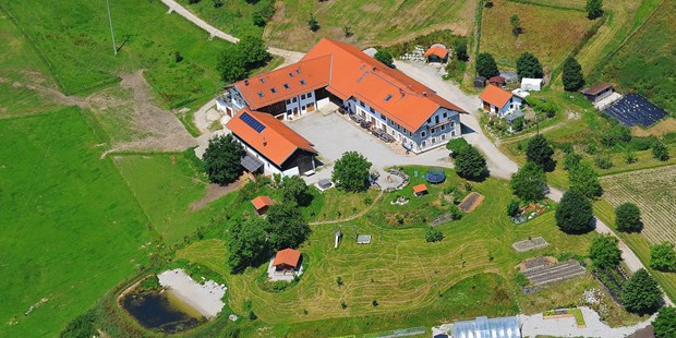 Destination-Wedding - Oberbayern - Luftbild von Lamplstätt mit 35 ha um die Location - Hochzeitsstadl Lamplstätt 