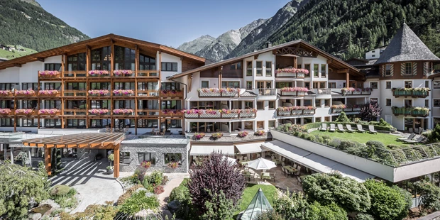 Destination-Wedding - Art der Location: Hotel / Chalet - Das Central - Sommeraufnahme - Das Central - Alpine . Luxury . Life