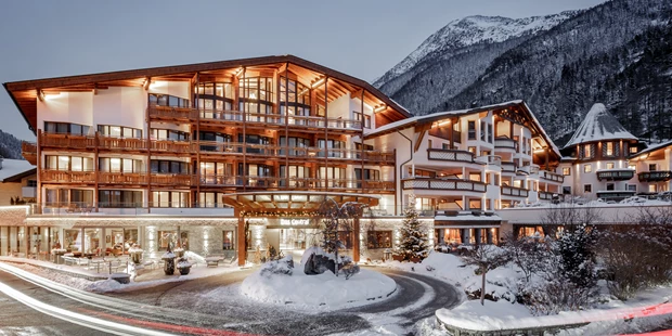 Destination-Wedding - Art der Location: Hotel / Chalet - Das Central - Winteraufnahme - Das Central - Alpine . Luxury . Life