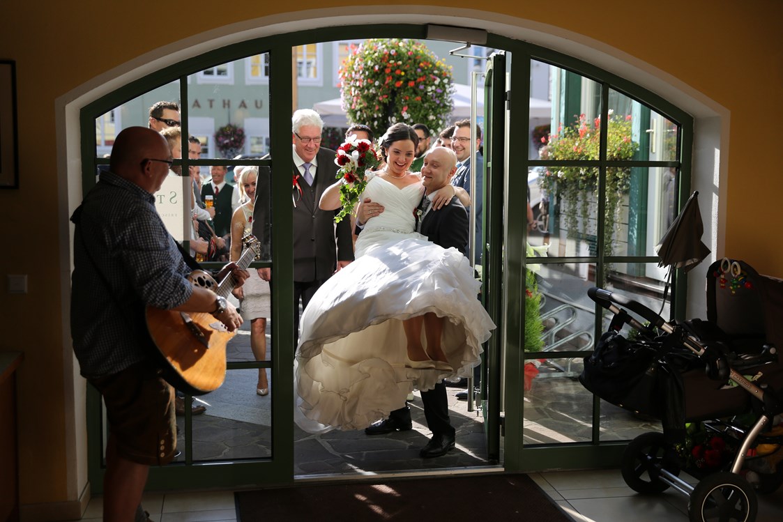 Hochzeitslocation: Einzug in den Saal - Hotel Post Walter 