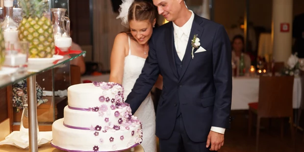 Destination-Wedding - Art der Location: Hotel / Chalet - Torte anschneiden - Hotel-Restaurant Öhlknechthof