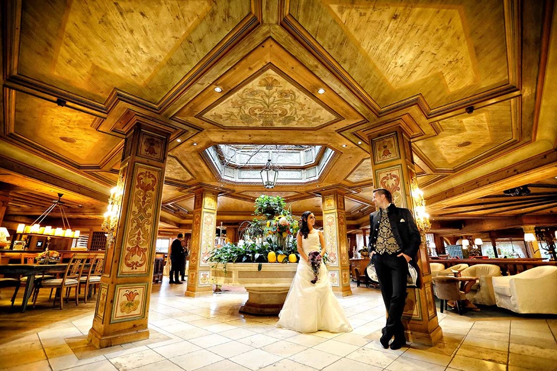 Hochzeitslocation: Der großzügige Eingangsbereich des Wellnesshotel SCHWARZ eignet sich hervorragend für tolle Hochzeitsfotos. - Alpenresort Schwarz*****
