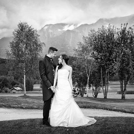 Hochzeitslocation: Die angrenzende Golfanlage eignet sich ideal für romantische Hochzeitsfotos. - Alpenresort Schwarz*****