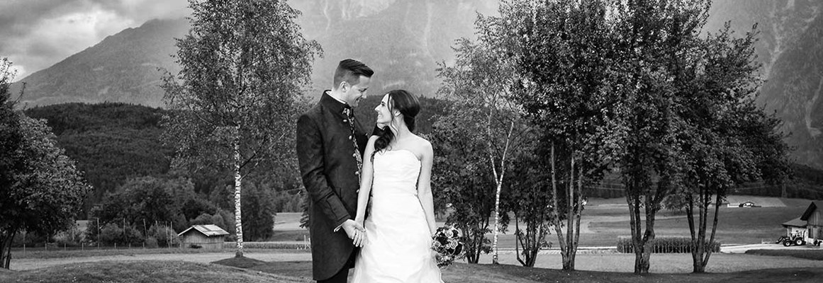 Hochzeitslocation: Die angrenzende Golfanlage eignet sich ideal für romantische Hochzeitsfotos. - Alpenresort Schwarz*****