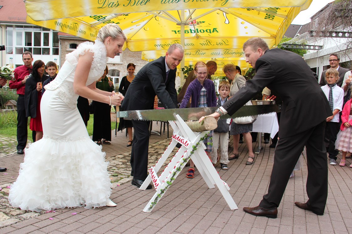 Hochzeitslocation: Traditionelles Holzsägen auf der Hotelterrasse  - Hotel am Schloß Apolda
