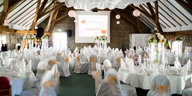 Destination-Wedding - Art der Location: Hotel / Chalet - Saal "Decke Pitter" mit altem Mauerwerk und Holzbalken - Hotel am Schloß Apolda