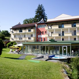 Hochzeitslocation: Blick auf Hotel und Wellnessbereich - Hotel-Restaurant Liebnitzmühle