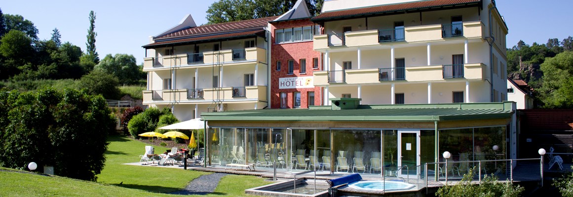 Hochzeitslocation: Blick auf Hotel und Wellnessbereich - Hotel-Restaurant Liebnitzmühle