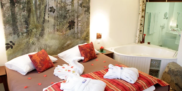 Destination-Wedding - Art der Location: Hotel / Chalet - Unsere Hochzeitssuite: Das Romantikzimmer mit Whirlpool neben dem Bett ist euer Highlight für die Hochzeitsnacht - Hotel-Restaurant Liebnitzmühle