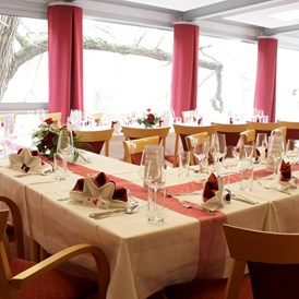 Hochzeitslocation: Hochzeitstafel für 25 Gäste im halben Wintergarten - Hotel-Restaurant Liebnitzmühle