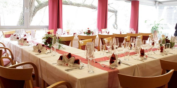 Destination-Wedding - Art der Location: Hotel / Chalet - Hochzeitstafel für 25 Gäste im halben Wintergarten - Hotel-Restaurant Liebnitzmühle