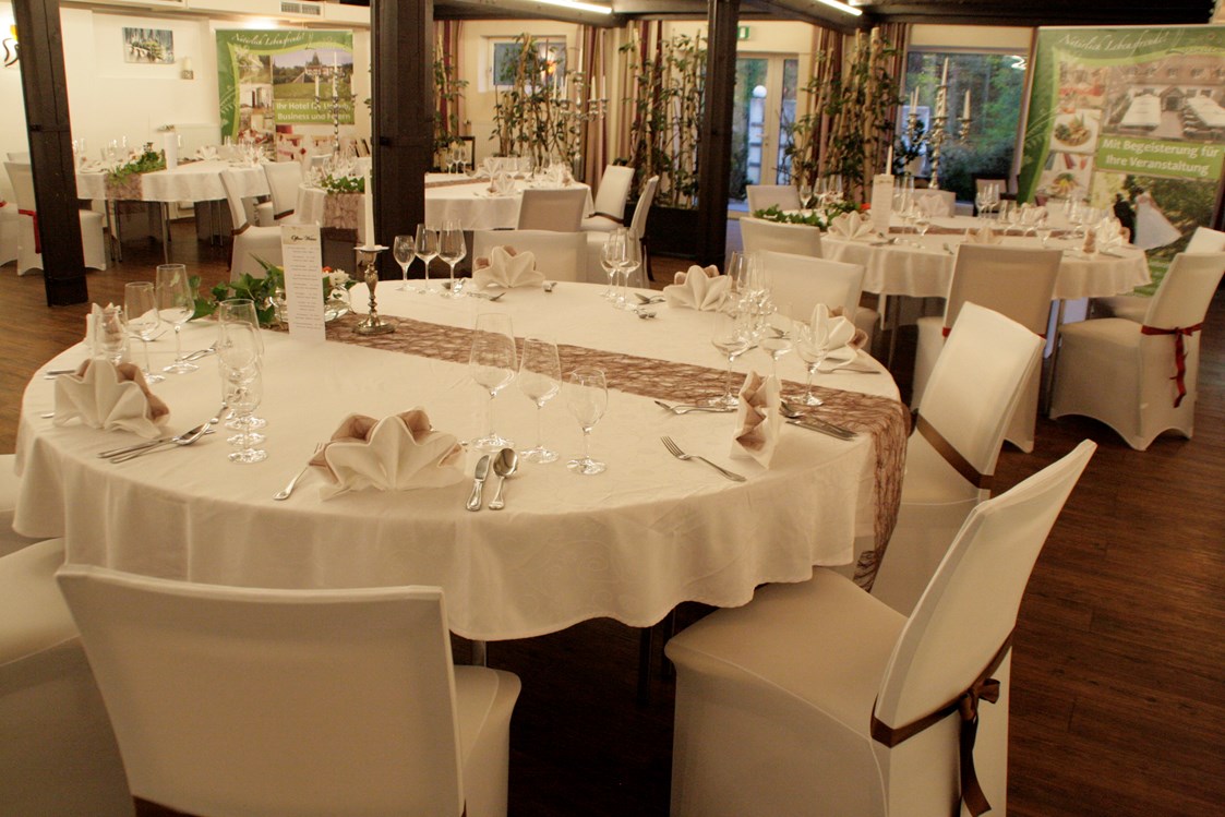 Hochzeitslocation: Saal Buchenstein, runde Tische, Hussen - Hotel-Restaurant Liebnitzmühle