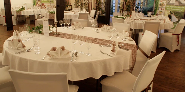 Destination-Wedding - Art der Location: Hotel / Chalet - Saal Buchenstein, runde Tische, Hussen - Hotel-Restaurant Liebnitzmühle