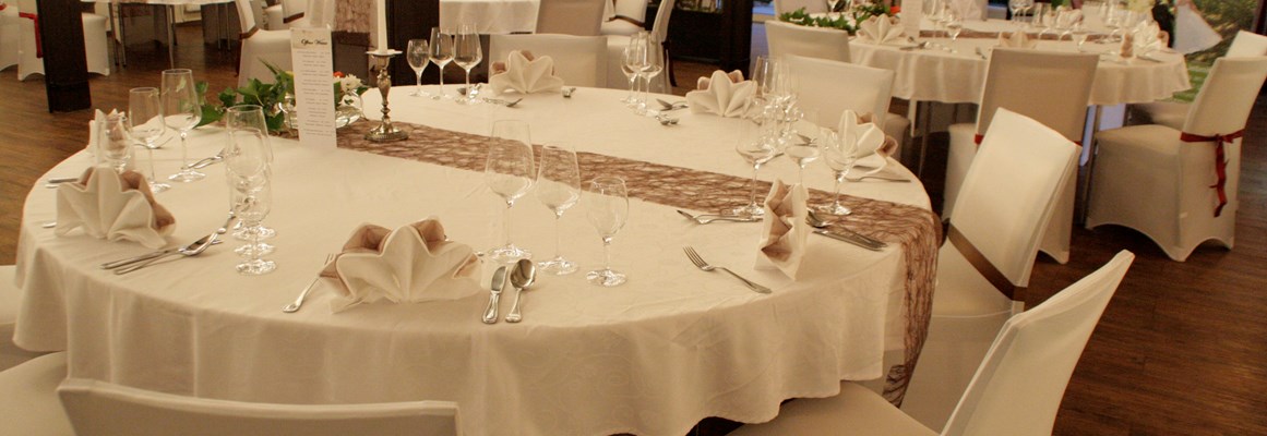 Hochzeitslocation: Saal Buchenstein, runde Tische, Hussen - Hotel-Restaurant Liebnitzmühle