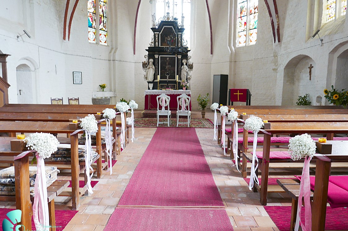 Hochzeitslocation: Trauung in der Dorfkirche von Goldebee - Hotel Schloss Gamehl