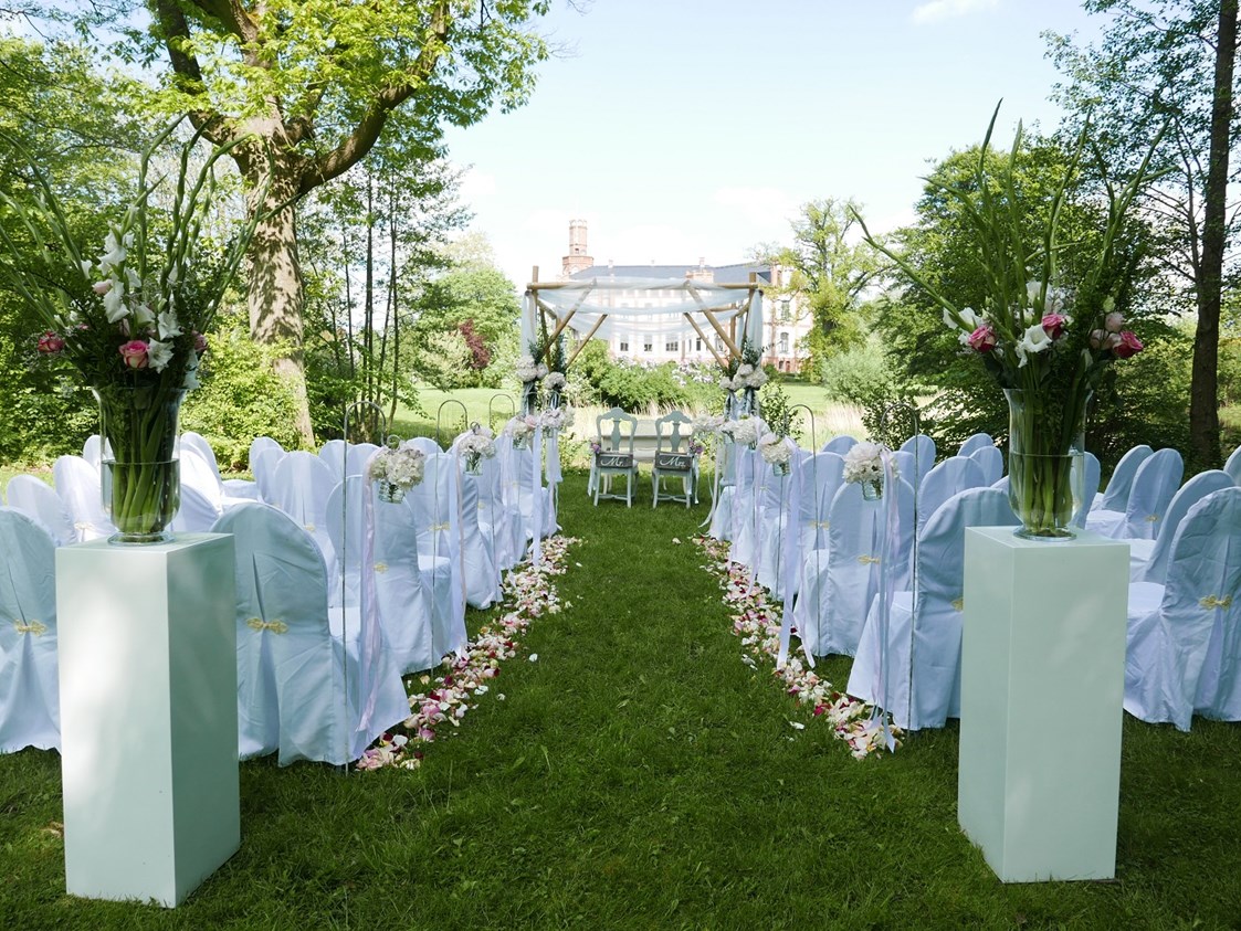Hochzeitslocation: Trauung auf der Insel im Park - Hotel Schloss Gamehl