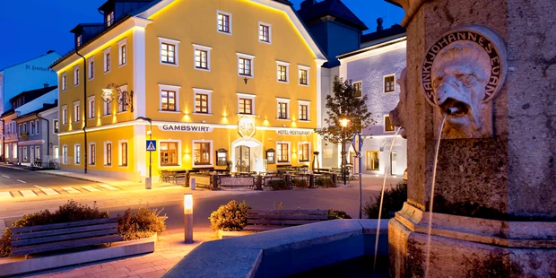 Destination-Wedding - Perfekte Jahreszeit: Herbst-Hochzeit - Salzburg - Das Hotel & Restaurant Gambswirt liegt mitten im malerischen Marktzentrum von Tamsweg, nur wenige Schritte vom Standesamt entfernt. - Hotel & Restaurant Gambswirt
