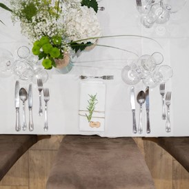 Hochzeitslocation: Eine Hochzeitstafel im individuellen Weddingdesign – stimmungsvolles Ambiente für Ihr Hochzeitsfest. - Hotel & Restaurant Gambswirt