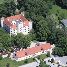 Hochzeitslocation: Luftbild Schloss Mariakirchen mit vorgelagerter Hausbrauerei und modernem Schlossparkhotel - Schloss Mariakirchen