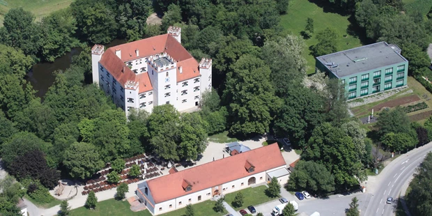Destination-Wedding - Art der Location: Hotel / Chalet - Luftbild Schloss Mariakirchen mit vorgelagerter Hausbrauerei und modernem Schlossparkhotel - Schloss Mariakirchen