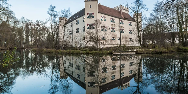 Destination-Wedding - Art der Location: Hotel / Chalet - Schlossgraben - Schloss Mariakirchen