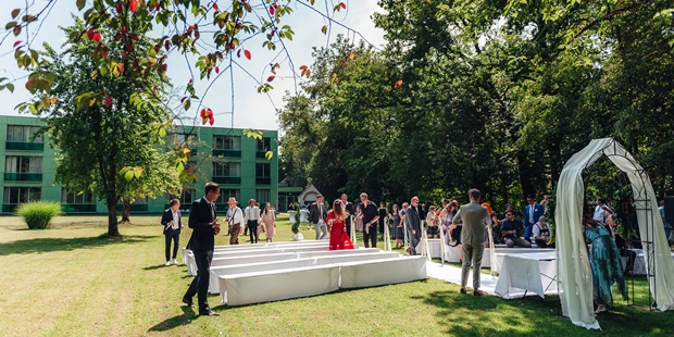 Destination-Wedding - Art der Location: Hotel / Chalet - Freikirchliche Trauung im Schlosspark - Schloss Mariakirchen