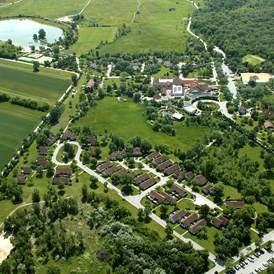 Hochzeitslocation: Luftaufnahme der 200 ha großen Anlage des VILA VITA Pannonia. - VILA VITA Pannonia
