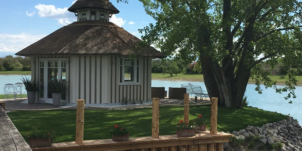 Destination-Wedding - Art der Location: Hotel / Chalet - Insel im hauseigenen Badesee - VILA VITA Pannonia