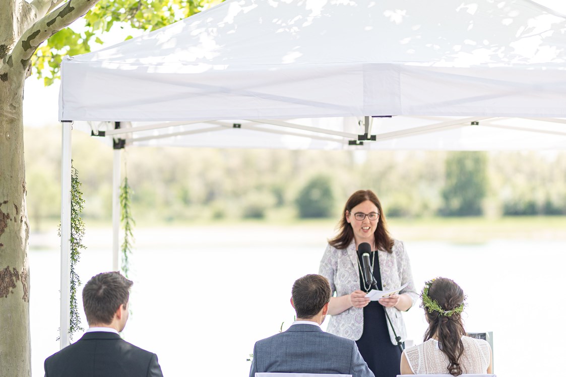 Hochzeitslocation: Eine Trauung auf der Hochzeitsinsel mit Blick auf die riesige Parkanlage. - VILA VITA Pannonia
