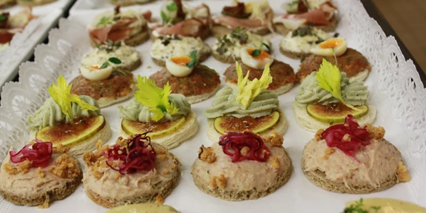 Destination-Wedding - Art der Location: Hotel / Chalet - Canapes - Hotel Karnerhof