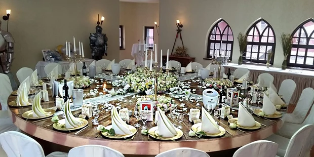 Destination-Wedding - Destination-Wedding: mit mehrtägigem Rahmenprogramm - Brandenburg - Dekobeispiel Tafelrunde Avalon - The Lakeside Burghotel zu Strausberg