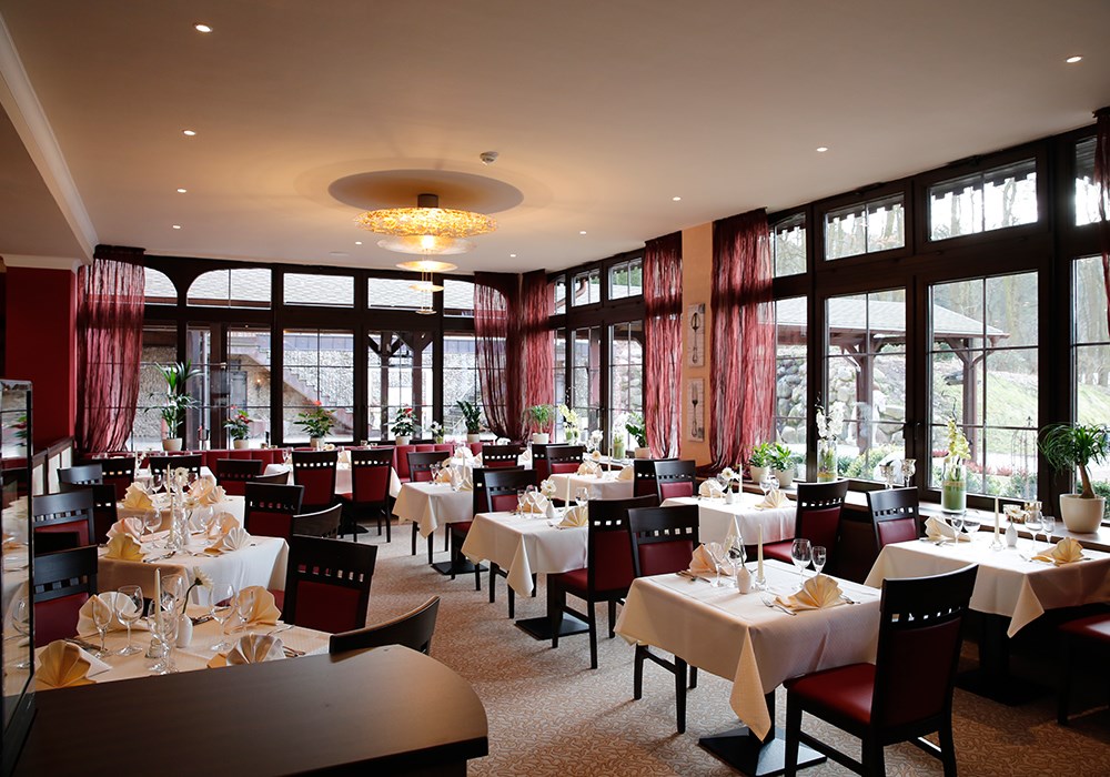 Hochzeitslocation: Lichtdurchflutetes Restaurant "Royal" - The Lakeside Burghotel zu Strausberg