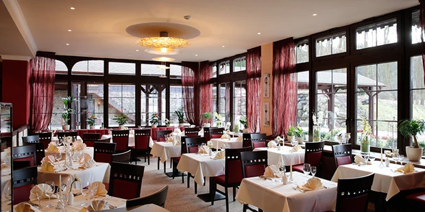 Destination-Wedding - Destination-Wedding: mit mehrtägigem Rahmenprogramm - Brandenburg - Lichtdurchflutetes Restaurant "Royal" - The Lakeside Burghotel zu Strausberg
