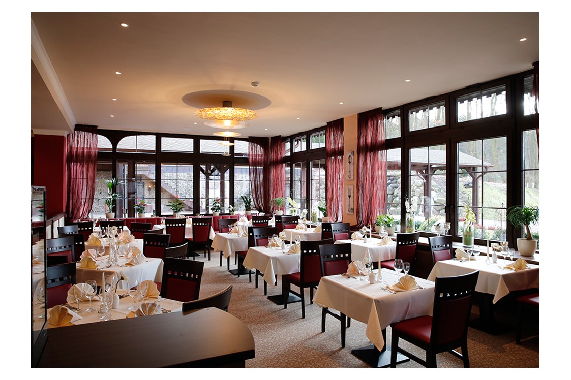 Hochzeitslocation: Lichtdurchflutetes Restaurant "Royal" - The Lakeside Burghotel zu Strausberg