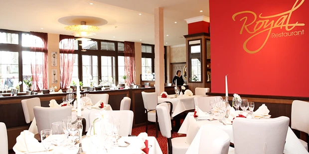 Destination-Wedding - Destination-Wedding: mit mehrtägigem Rahmenprogramm - Brandenburg - Restaurant "Royal"  - The Lakeside Burghotel zu Strausberg