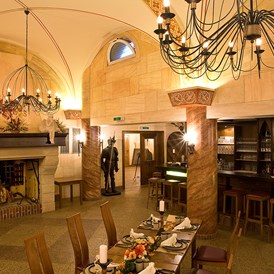 Hochzeitslocation: Der Rittersaal rustikal gedeckt - The Lakeside Burghotel zu Strausberg