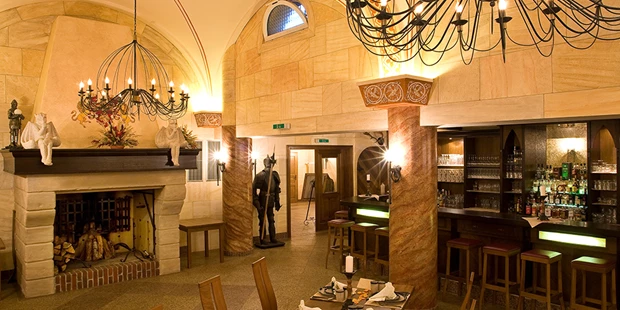 Destination-Wedding - Destination-Wedding: mit mehrtägigem Rahmenprogramm - Brandenburg - Der Rittersaal rustikal gedeckt - The Lakeside Burghotel zu Strausberg