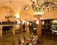 Hochzeitslocation: Der Rittersaal rustikal gedeckt - The Lakeside Burghotel zu Strausberg