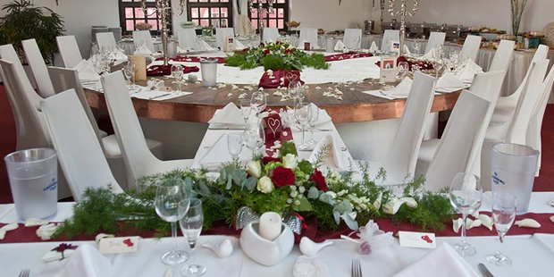 Destination-Wedding - Destination-Wedding: mit mehrtägigem Rahmenprogramm - Brandenburg - Dekobeispiel Anstelltafel Avalon - The Lakeside Burghotel zu Strausberg