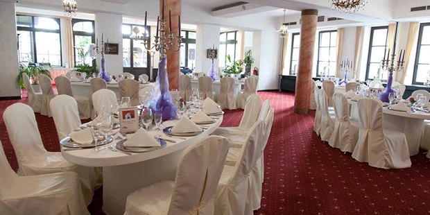 Destination-Wedding - Destination-Wedding: mit mehrtägigem Rahmenprogramm - Brandenburg - Dekobeispiel Festsaal - The Lakeside Burghotel zu Strausberg