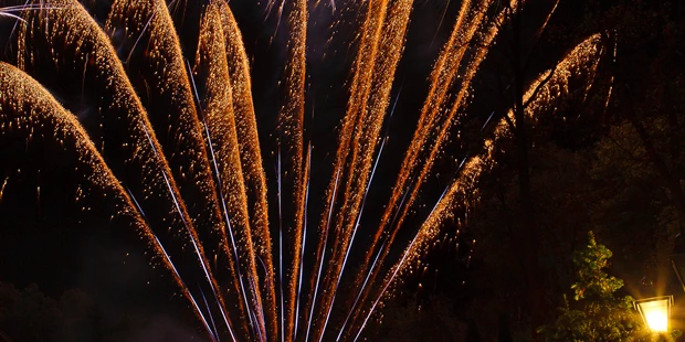 Destination-Wedding - Destination-Wedding: mit mehrtägigem Rahmenprogramm - Brandenburg - Feuerwerk über dem Einhorn - The Lakeside Burghotel zu Strausberg