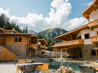 Hochzeitslocation: PURE Resort Pitztal - Das Chaletdorf - Innenhof - PURE Resort Pitztal