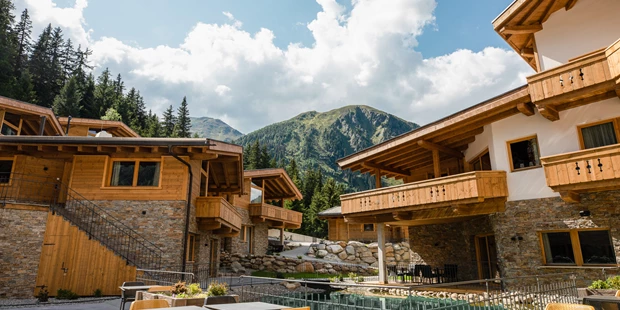 Destination-Wedding - Art der Location: Hotel / Chalet - PURE Resort Pitztal - Das Chaletdorf - Innenhof - PURE Resort Pitztal