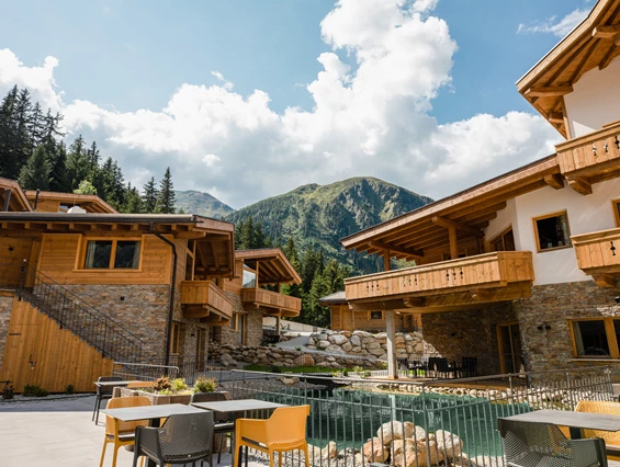 Hochzeitslocation: PURE Resort Pitztal - Das Chaletdorf - Innenhof - PURE Resort Pitztal