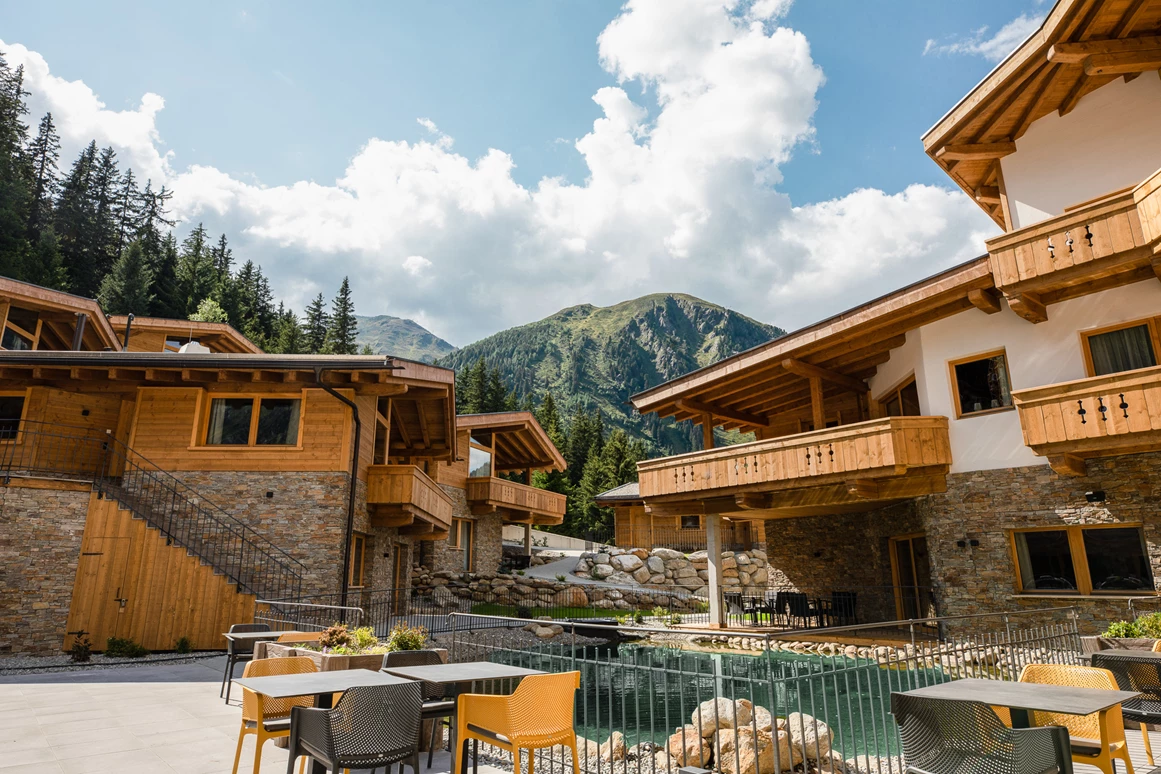 Hochzeitslocation: PURE Resort Pitztal - Das Chaletdorf - Innenhof - PURE Resort Pitztal