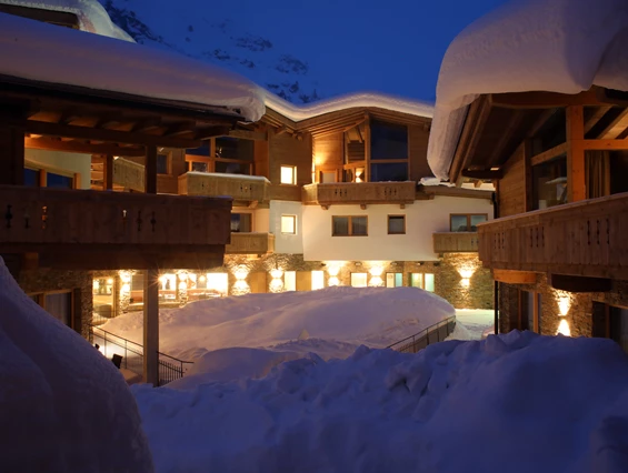 Hochzeitslocation: Anlage bei Nacht - PURE Resort Pitztal