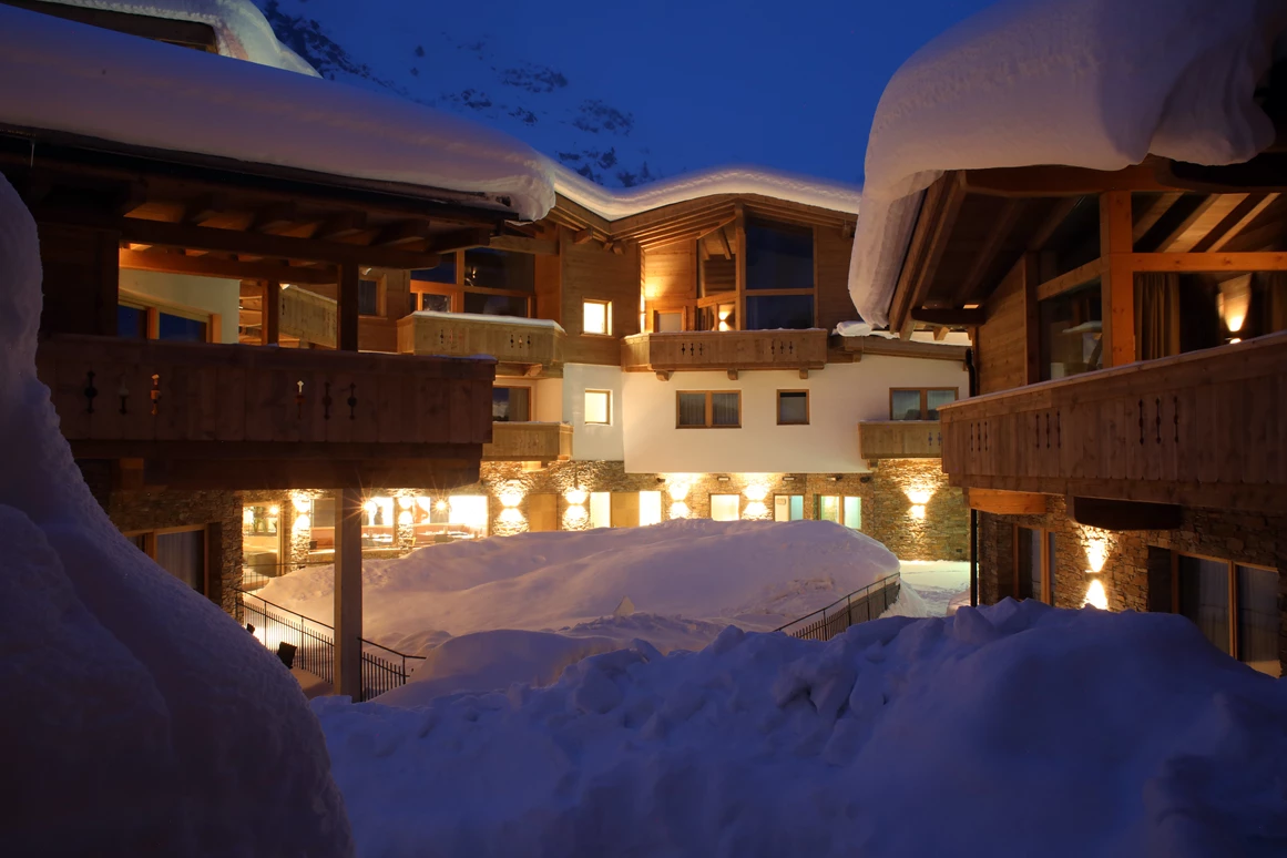 Hochzeitslocation: Anlage bei Nacht - PURE Resort Pitztal