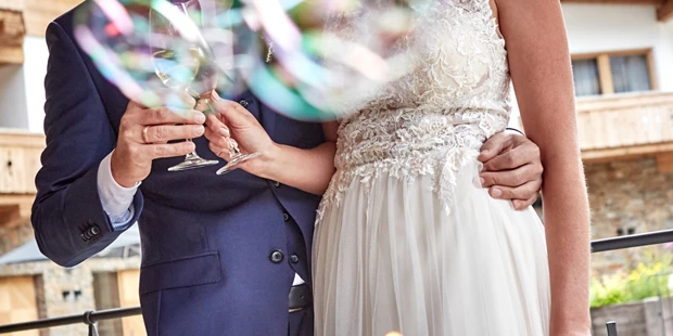 Destination-Wedding - Art der Location: Hotel / Chalet - Zeremonie am Innenhof - PURE Resort Pitztal
