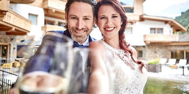 Destination-Wedding - Art der Location: Hotel / Chalet - Zeremonie am Innenhof - PURE Resort Pitztal