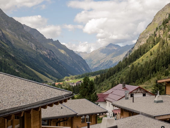 Hochzeitslocation: Aussicht von Resort ins Tal - PURE Resort Pitztal